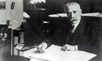 Sir Edward Elgar (1857-1934) bei der Arbeit an einer seiner Orchesterpartituren
